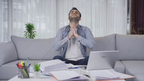 Entrepreneur-man-praying-while-doing-business.